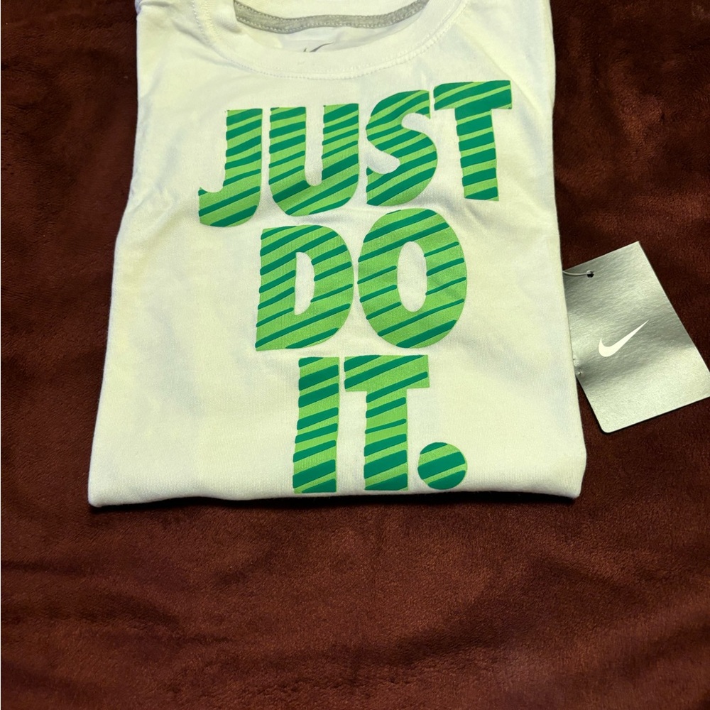 Nike boys White short sleeve T-shirt. Size 4